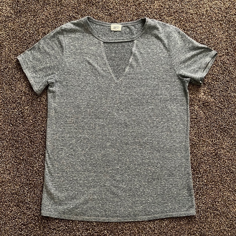 KEYHOLE VNECK SHIRT